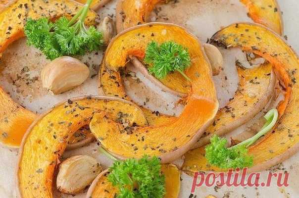 Тыквенные дольки, запеченные с чесноком - ароматный ПП-перекус!

Попробуйте! 

 на 100грамм - 71.51 ккалБ/Ж/У - 2.44/3.34/10.16

Ингредиенты:
Тыква, порезанная на дольки (300 г)
Чеснок 1 головка
Соль, перец, оливковое масло
Смесь прованских трав (базилик, орегано и тимьян) 1 ст. л.
Немного бальзамического уксуса

Приготовление:
1. Тыкву очистить от кожицы (можно это и не делать), нарезать на произвольные ломтики, выложить на застеленный пекарской бумагой противень.
2. Голо...