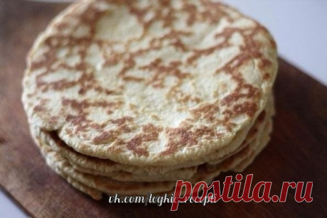 Торт на сковороде за полчаса

Безумно вкусный тортик и готовится ну очень быстро! По вкусу чем-то похож на «Рыжик» и «Наполеон» вместе взятые. Этот рецепт я испробовала в разных интерпретациях и сочетаниях. Вот самый оптимальный вариант, очень рекомендую.

Ингредиенты:

Тесто:
Сливочное масло – 70 гр. (1/3 пачки),
Мёд – 1 ст. ложка,
Сода – 0,5 ч. ложки,
Сахар – 1/3 стакана,
Яйцо – 1 шт.,
Сметана / Молоко – 1 ст. ложка,
Мука – 1,5 стакана,
Орехи, шоколад, печенье – по вкусу...