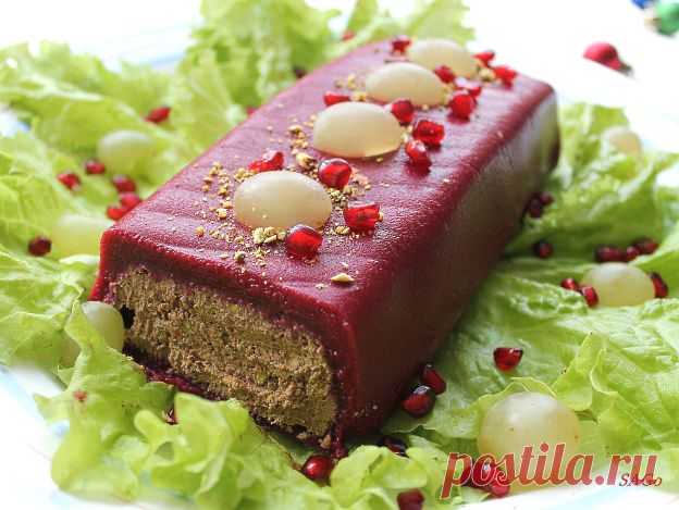 Паштет из печени с фисташками под клюквенным соусом