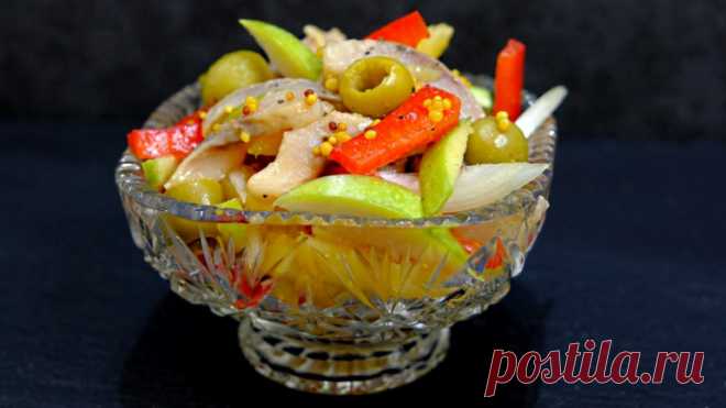 Салат Новинка с селедкой – Очень простой вкусный салат без майонеза! Очень простой в приготовлении и вкусный салат с селедкой, в котором классическое сочетание отварного картофеля с селедкой и луком гармонично сочетается с болгарским перцем, кислым яблоком и оливками, создавая новый свежий и неповторимый вкус привычных нам ингредиентов. Селедка...