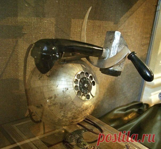 Телефон для Сталина!

Одним из самых оригинальных подарков И.В.Сталину на 70-летие стало произведение искусства польских рабочих из г. Лодзь - телефон в форме земного шара. Его трубка сделана в виде молота, рычаг — в виде серпа.

Подарок был призван символизировать недалёкую победу мировой революции во всём мире и соединение воедино пролетариев всех стран.