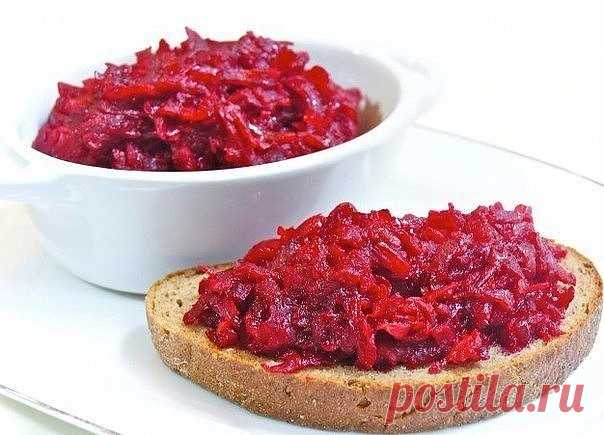 ИКРА ИЗ СВЕКЛЫ

Икра «Пикантная»

Свекла — 2 кг
Болгарский перец — 250 г
Помидоры — 750 г
Репчатый лук — 250 г
Чеснок — 100 г
Соль — 30 г
Сахар — 100 г
Масло растительное — 250 мл
Уксус 9% — 75 мл

Свеклу натереть на тёрке, порезать помидоры кольцами, перец и лук полукольцами, чеснок пропустить через чеснокодавку или натереть. В кипящее масло положить лук, немного пассеровать, затем добавить помидоры и тушить 5 минут. Добавить перец, снова довести до кипения. Добавить уксу...