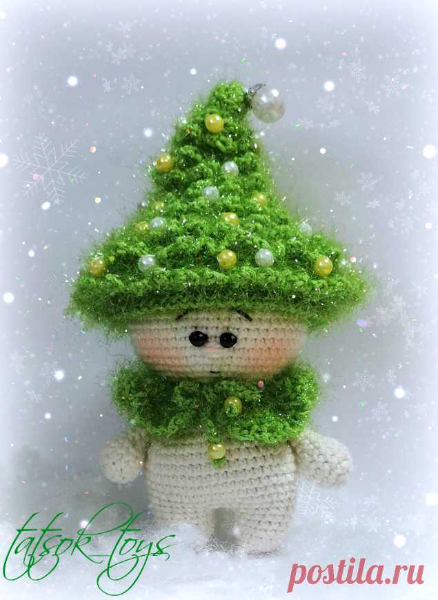PDF Малышка Ёлочка новогодняя крючком. FREE crochet pattern; Аmigurumi doll patterns. Амигуруми схемы и описания на русском. Вязаные игрушки и поделки своими руками #amimore - Кукла, маленький пупс, куколка, ёлка.