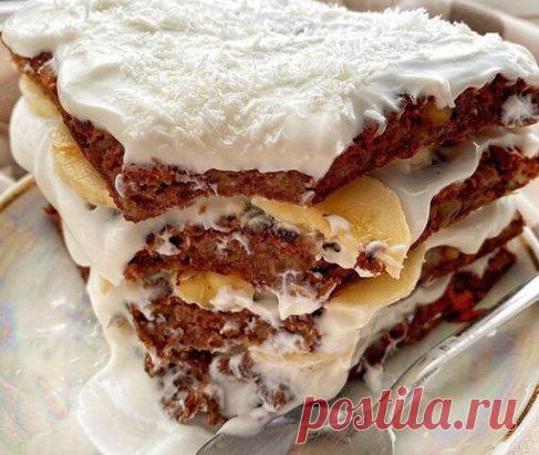 Шоколадно-ореховый тортик с творожным кремом и бананом! 
Время приготовления: 15 минут
КБЖУ на 100 г:137,3/5,7/4,8/17,5 ⠀
Ингредиенты:
1 банан
20 г грецких орехов
100 мл молока
50 г рисовой муки
подсластитель по вкусу
1/3 ч.л разрыхлителя
1 ст.л какао
яйцо
Начинка:
1 банан
170 г мягкого творога
Приготовление:
Банан разминаем вилкой,орехи мелко рубим
Яйца смешиваем с молоком бананом,добавляем муку,орехи и замешиваем тесто
Тесто должно быть чуть густым!
Полученное тесто перели