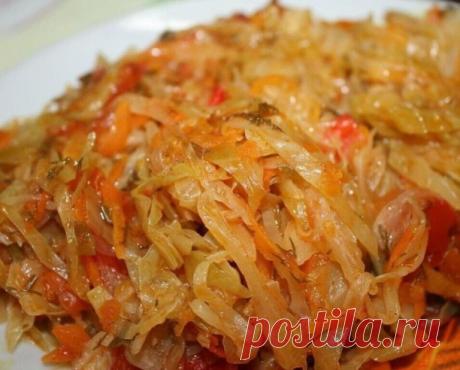 Подруга научила "правильно" тушить капусту. Теперь мой муж ест ее даже без мяса, а дети просят добавки 
Ингредиенты:
капуста-1,5 кг,
лук-250г,
морковь-300г,
томатная паста или томатный соус- 50 г,
соль, перец, паприка- по вкусу,
сахар-5 г,
лавровый лист-3 листа,
кипяток-100 мл,
масло растительное-100 г.
⠀
Способ приготовления:
⠀
Перед тем как начать готовить, я замачиваю несколько листиков лаврушки в 100 мл кипятка, лавровую воду потом буду использовать при тушении капусты...