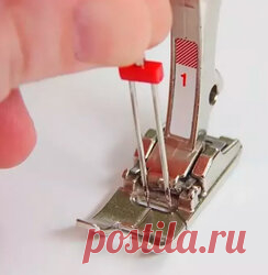 Зачем нужна двойная игла для швейной машинки Подшить трикотаж можно разными способами. Сегодня мы предлагаем вам воспользоваться двойной иглой. Вооружившись нашими простыми приемами, ваши трикотажные изделия будут выглядеть более профессиональными и качественными. Одно из преимуществ трикотажного полотна - в его износоустойчивости. Несмотря на то, что подшивка трикотажных изделий не обязательна, аккуратно подшитый подол сделает ваш наряд ручной работы более изысканным и профессиональным.