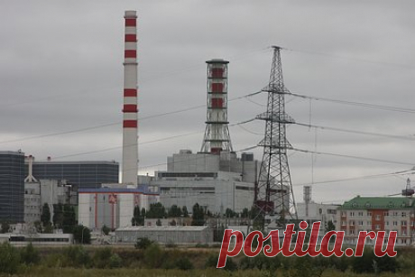 Дроны ВСУ атаковали город-спутник Курской АЭС. Один взорвался у склада ядерных отходов. Что об этом известно?. Курчатов, город-спутник Курской атомной электростанции (АЭС), пытались атаковать три беспилотника. Никто не пострадал, разрушений также не зафиксировано, сообщили в пресс-службе атомной электростанции. Один из беспилотников взорвался у склада ядерных отходов Курской АЭС.