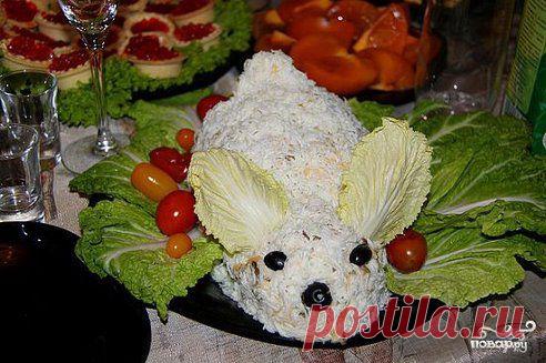 Салат "Пасхальный кролик" 
http://povar.ru/recipes/salat_pashalnyi_krolik-10064.html

Салат "Пасхальный кролик" - пошаговый кулинарный рецепт на Повар.ру
Салат "Пасхальный кролик" всегда привлекает к себе наибольшее внимание. Все гости сразу же в него влюбляются, а потом с большим удовольствием едят. Предлагаю свой пошаговый рецепт салата с фото.