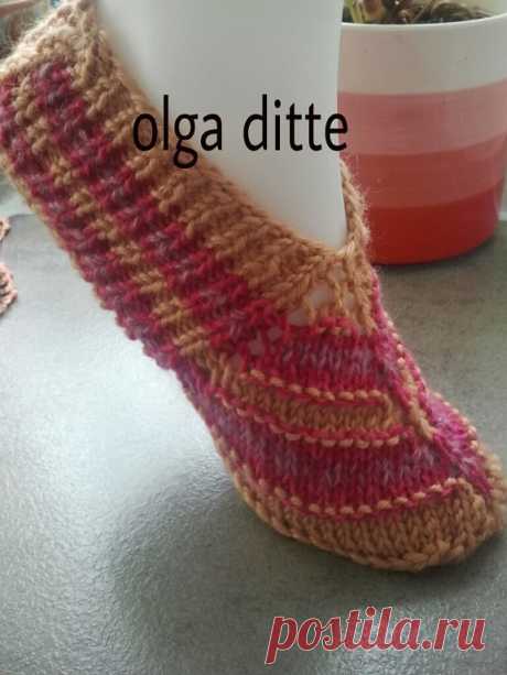 связала по описанию от Ларисы Деминой...Лариса спасибо за подробное описание..
Olga Ditte 
набрать  39 петель это будет лицевая сторона вязания и считается 1 ряд . ...    2 ряд- к.п. 37 пет резинка 1 * 1  ( то есть 1 лиц . 1 изн. )  к.п.  3ряд к.п. 18 пет  резинка  НАКИД   1 лиц ( ЦЕНТР )  накид , 18 пет резинка ( 1* 1 )
   4ряд и все чётные ряды вязать по рисунку, накиды вяжем изнаночной п.. и сам мысик центральный тоже вяжите изнаночными петлями ,   5ряд- к.п. 18 п. рези...