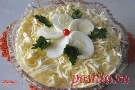 Салат "Для Серёжки" 

300 г отварного куриного мяса 
3-4 солёных огурца 
3 луковицы 
3 моркови 
150 г плавленного сыра 
3 варёных яйца 
майонез 

Филе, огурцы, лук и яйца мелко нарезать, морковь натереть на крупной тёрке и спассеровать вместе с луком на раст. масле, сыр натереть. 
Уложить салат слоями: курица, лук, майонез, огурцы, морковь, яйца, майонез и сыр. Украсить по желанию. 

автор : Жанна Кохан