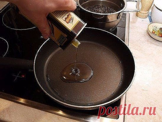 25 КОРОТКИХ КУЛИНАРНЫХ ФАКТОВ-ПОДСКАЗОК
Предлагаем сборник кухонных подсказок, которые пригодятся и начинающим, и опытным кулинарам!
1. Чтобы масло при жарке не брызгалось, можно дно сковородки слегка присыпать солью.
2. Яичница будет пышной, если добавить 2 ложки холодной воды на 1 стакан яиц и хорошенько взбить.
3. Добавьте в тесто разведенный картофельный крахмал — булки и пироги будут пышными и мягкими даже на следующий день.
4. Свекла варится очень долго — 3–3,5 часа. Профессиональные