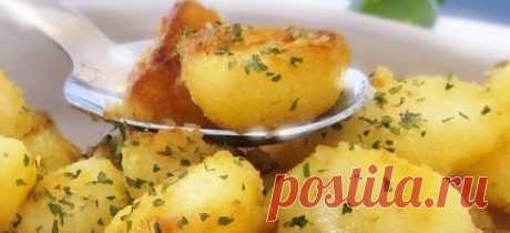 ВКУСНАЯ КАРТОШКА В МУЛЬТИВАРКЕ!
ИНГРЕДИЕНТЫ:
-5 картофелин,
-2 зубчика чеснока,
-Сливочное масло,
-Соль, перец и укроп по вкусу.
ПРИГОТОВЛЕНИЕ:
Очищенную, промытую и высушенную картошку, нарезаем тонкими ломтиками. Нарезанную картошку вместе с кусочком сливочного масла добавляем в кастрюлю мультиварки и настраиваем в режим «Выпечка» 40 минут.
Мелко нарезаем укроп и за 10 минут до готовности в кастрюлю с картошкой добавляем соль, перец по вкусу, прессованный чеснок и мелко нарубленный укроп.