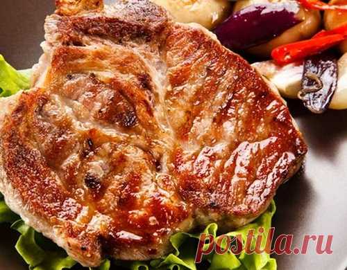 Не знаете, как приготовить стейки из индейки с косточкой? Не беда, пошаговые рецепты приготовления стейков уже внизу. Из этой статьи Вы узнаете как готовятся стейки из индейки на сковороде и в духовке. Заранее просим делиться в комментариях Вашими фирменными рецептами, благодарны каждому!