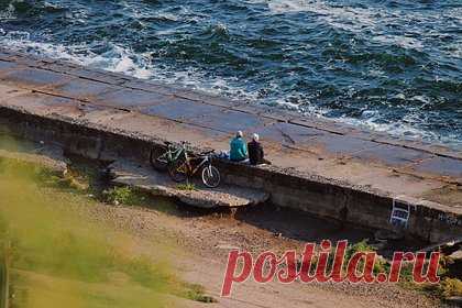 В США рассказали об освобождении Одессы Россией для защиты Крыма. Бывший разведчик Вооруженных сил США Скотт Риттер заявил в интервью YouTube-каналу Ask The Inspector, что Российская армия понимает, что для гарантии безопасности Крыма при любом исходе войны ей необходимо освободить Одессу. По его словам, Украина может потерять еще пять областей и полный доступ к Черному морю.