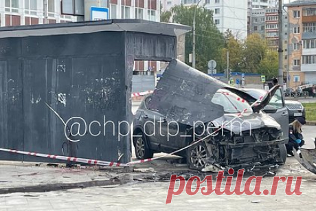 Смертельное ДТП произошло на остановке в Перми. В Перми произошло смертельное ДТП: около 10 утра (8 утра по московскому времени) иномарка врезалась в остановку, в результате чего погиб один человек, еще трое пострадали. Трагедия произошла на площади Карла Маркса. По предварительной версии, автомобиль марки Nissan Qashqai, потеряв управление, врезался в остановку.