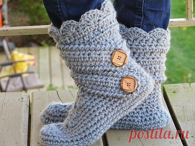 Вяжем сапожки

Подошва : Наберите цепочку из 10 петелек, далее делайте столбик без накида во 2 петлю от крючка и остальные 8 петел по стбн. 
 
Итого у вас 9 петелек, то есть стбн. 
Это был 1 ряд. 
 
2,3, 4, 5,6 ряд делаем воздушную петлю и дальше в каждый столбик или (петельку) вяжем по 1 стбн 
 
7 ряд делаем прибавление: вяжем по одному стбн в следующие 4 петельки, в 5 петельку вяжем 2 стбн, далее по 1 стбн в остальные 4 петельки, то есть у вас должно быть 11 стбн. 
 
8 р...