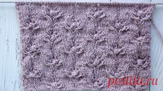 Простой узор спицами нуппы на веточках + видео как связать

Не все японские схемы сложные, и этот узор доказывает это. Узор спицами действительно простой, но очень милый, подойдет для многих вещей вашего гардероба. Шишечки (нуппы) вяжутся с помощью крючка, на схеме указаны только лицевые петли и изнаночные ряды вяжем по рисунку.

Раппорт узора состоит из 18  петель и 12 рядов.