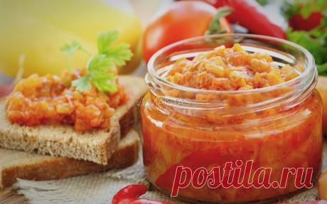 Mišrainė žiemai SKANUMĖLIS - su pomidorais, morkomis, svogūnais ir paprikomis Pomidorus sumalti mėsmale. Gautą masę sudėti į puodą, įdėti cukrų, druską, actą ir aliejų., Kaitinti iki užvirimo, tada sudėti tarkuotas morkas ir virti 15 minučių. Po to sudėti pjaustytas paprikas ir virti 10 - 15 minučių. Galiausiai sudėti pjaustytus svogūnus ir virti dar 10