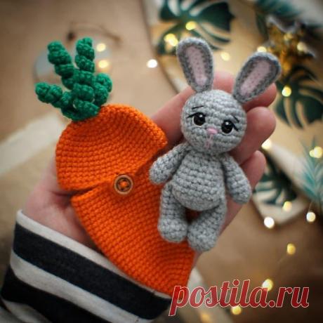 Морковка-сумочка крючком. Амигуруми схемы и описания. Автор: @gab_toys | IRINELY.ART
