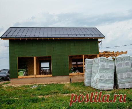 Утепление холодного чердака: грамотно, быстро, пожаробезопасно В частном доме чердак редко эксплуатируется на постоянной основе. Традиционно это некое пространство между перекрытием жилых помещений и скатной кровлей. И в качестве воздушной прослойки оно играет определённую роль в теплоизоляции здания, но горизонтальное перекрытие - своего рода "пятая стена" в тепловом в тепловом контуре дома, требующая основательного утепления, чтобы сохранить необходимую температуру внутр...