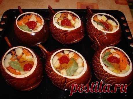 ЖАРКОЕ -СВИНИНА С ОВОЩАМИ !  **В сковороду: свинина 800г -кусочки, соль, перец -обжарь на сил/огне до корочки. *Картофель 10шт -кубик, морковь 2шт -тёрка. 
 *В горшочек: на дно картофель 2/3, мясо, морковь, снова картофель, лавр, специи, том/паста, соль -залей водой, чтобы покрыла содержимое. *В духовку на 30-40мин.