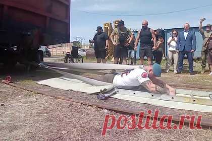 Оставшийся без ног ветеран СВО протащил 24-тонный вагон и попал на видео