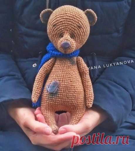 Медвежонок, связанный с любовью У каждого из нас в детстве была любимая игрушка &mdash; мягкий друг, которому можно было доверить тайны, с которым уютно засыпать и который всегда рядом, даже если весь мир немного пугает. ⠀ Для ребёнка такая игрушка &mdash; не просто предмет. Это источник уюта, стабильности и чувства...