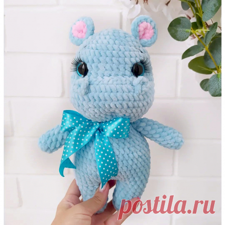 PDF Бегемотик с бантом крючком. FREE crochet pattern; Аmigurumi animal patterns. Амигуруми схемы и описания на русском. Вязаные игрушки и поделки своими руками #amimore - бегемот из плюшевой пряжи, плюшевый бегемотик.