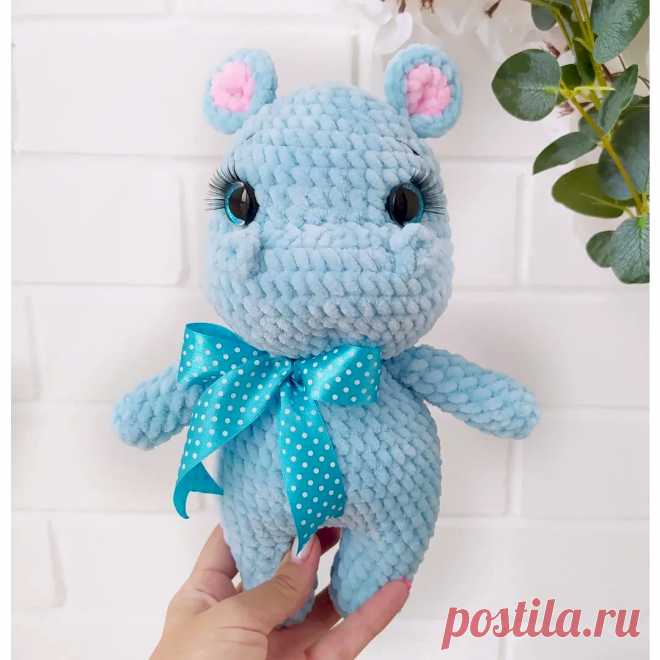 PDF Бегемотик с бантом крючком. FREE crochet pattern; Аmigurumi animal patterns. Амигуруми схемы и описания на русском. Вязаные игрушки и поделки своими руками #amimore - бегемот из плюшевой пряжи, плюшевый бегемотик.