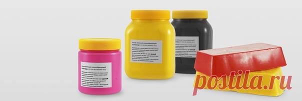 Покрытие для сыра

При приготовлении твёрдых и полутвёрдых сыров, используются различные виды покрытий, основная задача которых — уберечь сыр от патогенной микрофлоры. Вместе с этим, сыр становится менее привередливым к влажности при созревании, но обо всём по порядку:

Воск (парафиновый сплав)
Покрывать сыр воском можно через месяц после приготовления, так как головке нужно хорошо просохнуть, чтобы не осталось излишков влаги. Также в первый месяц происходит процесс образо...