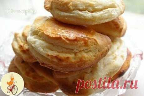 СОЧНИКИ вкусом из детства
Порадуйте родных! 
 
Ингредиенты (на 16 шт) 
Тесто: 
Масло сливочное –100 гр.; 
Сахар мелкий – ½ стакана; 
Яйца – 1 шт.; 
Сметана – ½ стакана; 
Мука – 2 стакана; 
Разрыхлитель – 2 ч.л.; 
Соль – щепотка; 
Начинка: 
Творог – 350 гр.; 
Сахар – 2 ст. л.; 
Манка – 1 ст. л.; 
Яйцо (белок) – 1 шт.; 
Сметана – 2 ст. л.; 
Для смазывания: 
– 1 желток; 
Стакан 250 мл! 
 
Рецепт приготовления: 
 
Масло достаем из холодильника заранее, чтобы успело согреться д...