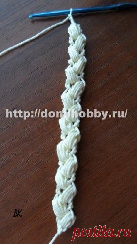 Декоративный шнур «колосок»

Декоративный шнур «колосок» вяжется крючком с объемными элементами «пышными» столбиками. Пышные столбики вяжутся последовательно, располагаясь под углом друг к другу, как зерна в колоске. Такой шнур отлично подойдет для отделки вещей или при составлении шнуркового кружева.

Наберите 3 воздушные петли.

Из первой петли начальной цепочки вывязывайте первый пышный столбик. Для этого сделайте накид, введите крючок в первую петлю и, захватив рабочую...