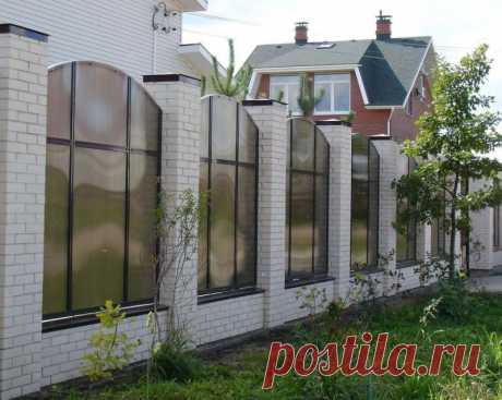 Ограждения из поликарбоната Использование поликарбоната в ограждении – порой единственный выход, если нужно отгородиться от назойливых соседей, не нарушая закон.&nbsp;&nbsp;Огромное разнообразие цветовых решений, позволяет подобрать наиболее подходящий вариант. Красивый забор из сотового поликарбоната может быть...