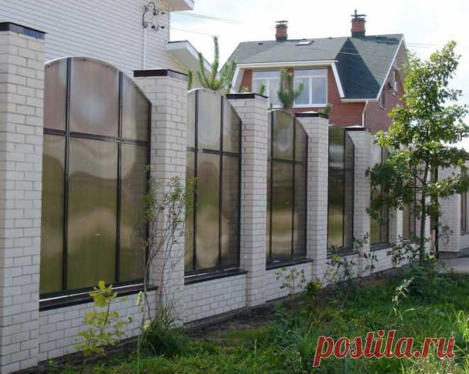 Ограждения из поликарбоната Использование поликарбоната в ограждении – порой единственный выход, если нужно отгородиться от назойливых соседей, не нарушая закон.  Огромное разнообразие цветовых решений, позволяет подобрать наиболее подходящий вариант. Красивый забор из сотового поликарбоната может быть...