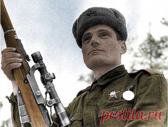 Это наш герой !
Советский снайпер Владимир Пчелинцев, ему хватило 157 патронов, чтобы уничтожить 156 нацистов!
Владимир Николаевич Пчелинцев (30 августа 1919 — 27 июля 1997) — участник Великой Отечественной войны, снайпер 11-й стрелковой бригады 8-й армии Ленинградского фронта, сержант, Герой Советского Союза (1942). 
Один из самых результативных снайперов Второй мировой войны (456 солдат, унтер-офицеров и офицеров противника)
В Сентябре 1941 года стал одним из зачинателей...