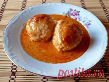 #рецепты
Подлива для котлет, голубцов и не только
Ингредиенты
- Растительное масло (без запаха) - 5 ложек столовых;
- Томатная паста - 5 ложек столовых;
- Сметана - 5 ложек столовых;
-Масло сливочное - 50 грамм;
- Мука - 5 ложек чайных;
- Вода (лучше бульон) - 3,5 стакана;
- Соль, черный перец и специи - по вкусу.
 Приготовление:
1. В небольшой кастрюльке разогреть растительное и сливочное масло. Огонь должен быть ниже среднего. Нельзя позволять маслу кипеть.
2. После высыпать в масло муку и