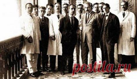 Альберт Эйнштейн в группе ученых.