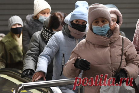 Вирусологи заявили об особом иммунитете к коронавирусу у части россиян. Не болевшие COVID-19 россияне ранее могли перенести инфекцию, вызванную другим коронавирусом, что дало особый перекрестный иммунитет, который защищает в нынешнюю пандемию. Такое заявление сделал завлабораторией пролиферации клеток Института молекулярной биологии имени В.А. Энгельгардта Петр Чумаков.