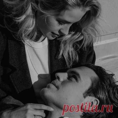 Иногда мы не видим душу,

Ту что в помощи нашей нуждается.

Иногда нам некогда слушать,

Тех кто рядом с нами общается.



На ходу говорим, что любим,

В суете забирающей время.

Но одни остаются люди

И несут свое тяжкое бремя



Свои мысли, свои деяния,

Свои скорби и неудачи,

Может ждут они сострадания,

Представляя все как-то иначе.



Может помощи ждут от слова,

Взгляда доброго на мгновение,

Им не надо чего-то такого,

Силы вашей или терпения



Им не надо обремене...