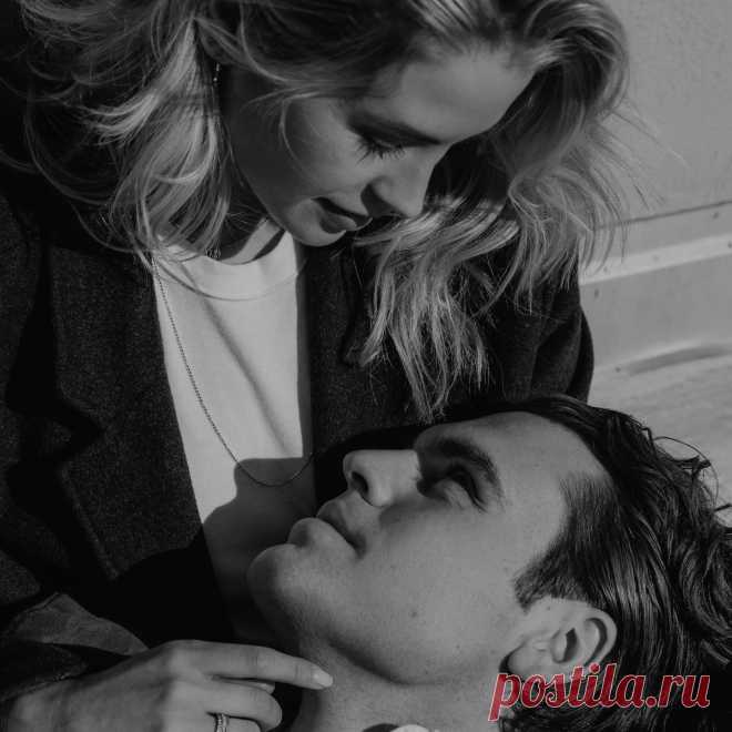 Иногда мы не видим душу,

Ту что в помощи нашей нуждается.

Иногда нам некогда слушать,

Тех кто рядом с нами общается.



На ходу говорим, что любим,

В суете забирающей время.

Но одни остаются люди

И несут свое тяжкое бремя



Свои мысли, свои деяния,

Свои скорби и неудачи,

Может ждут они сострадания,

Представляя все как-то иначе.



Может помощи ждут от слова,

Взгляда доброго на мгновение,

Им не надо чего-то такого,

Силы вашей или терпения



Им не надо обремене...