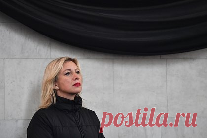 Захарова высмеяла заявления Запада об изоляции России. Официальный представитель МИД России Мария Захарова рассказала, что многие политики говорят об изоляции России. «Главы МИД России и ОАЭ в Нью-Йорке. Сегодня изоляция была особенно тягостной. Мы ее ждали с десятком наших друзей и коллег, а она так и не пришла», — подписала Захарова снимки.