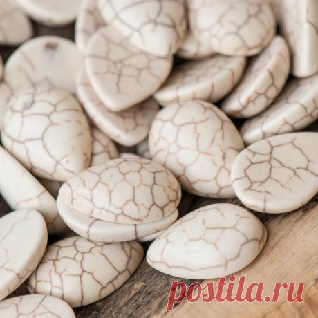 Кабошон бирюза синтетическая, каплевидный, цвет античный белый, 18x13x5 мм :: Crystal's - интернет-магазин бусин и фурнитуры