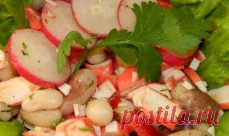 Салат с фасолью, редисом и крабовыми палочками