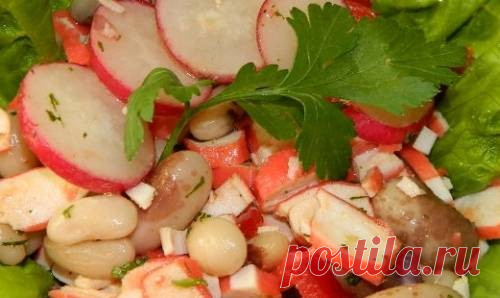 Салат с фасолью, редисом и крабовыми палочками