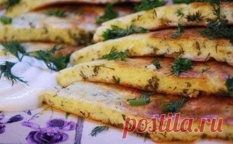 Быстрое хачапури на сковороде

Ингредиенты:

-200 грамм любого твердого сыра (российский, Эдам и т.п.), натереть на терке
-200 грамм сметаны
-2 яйца
-2 ст.л. муки с большой горкой
-пучок укропа (мелко нарезать)
-масло для обжаривания

Приготовление:

Все смешиваем миксером.
Разогреваем сковороду и обжариваем на масле с двух сторон.
•••