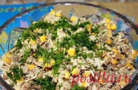 Салат из шпрот с сухариками.
Простой и вкусный, готовьте хоть каждый день! 

Ингредиенты 
-Шпроты — 400 гр. 
-Кукуруза консервированная — 240 гр. 
-Фасоль белая консервированная — 300 гр. 
-Сыр — 200 гр. 
-Сухарики — 100 гр. 
-Чеснок — 2 зубчика 
-Майонез 
-Зелень 

Приготовление
Шпроты разминаем вилкой. 
Добавляем кукурузу. 
Добавляем фасоль. 
Добавляем тертый сыр, сухарики и пропущенный через пресс чеснок. 
Заправляем майонезом, перемешиваем, посыпаем измельченной зеленью и подаем к столу.
