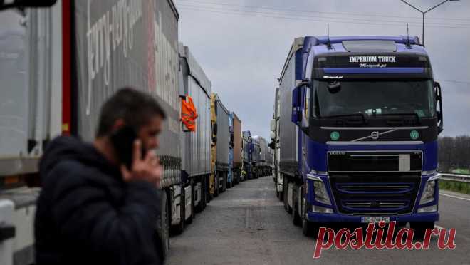 Польские фермеры начали пятинедельную блокаду погранперехода с Украиной. Польские фермеры в понедельник заблокировали погранпереход в Медыке на границе с Украиной, сообщило польское информационное агентство PAP. По словам участников блокады, она будет проводиться 24 часа в сутки и, как ожидается, продлится ...