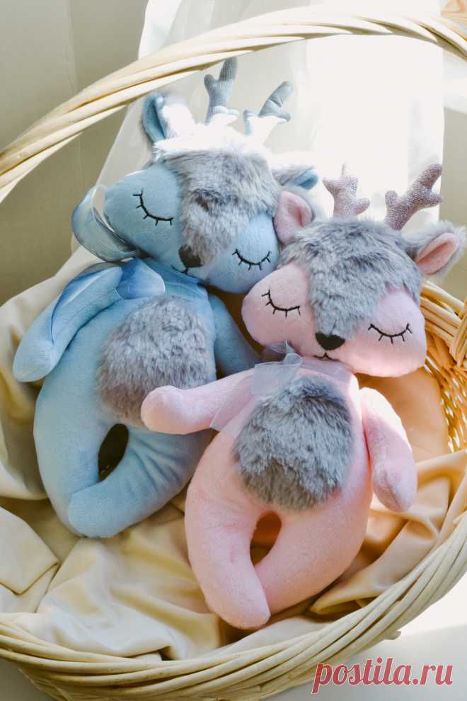 Спящий олень это отличный подарок для новорожденного. Игрушка для сна предназначена для того, чтобы ребенок быстро засыпал обнимая плюшевого друга. Игрушка сшита из гипоалергенных материалов и не имеет мелких твердых деталей, которые малыш мог бы оторвать и случайно проглотить.
Возможно изготовление на заказ в любой цветовой гамме. А так же вы можете приобрести выкройку оленёнка и сшить его самостоятельно!