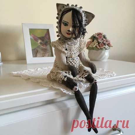 🙋🏼💕Она любит сидеть свесив ножки и наблюдать за окружающим 🐱Девочка Кошка 🐈 🙋🏼💕 She likes to sit dangling the legs and watch the  others 🐱The girl Cat 🐈. #интересно #teddy #teddybear #teddydoll #teddycat #ooakdoll #vintagestyle #interiordolls #artdolls #irishlace #cats #kitti #kittiecat #девочкакошка #кошечкамоя #сиамскаякошка #ручная_работа #interiordoll