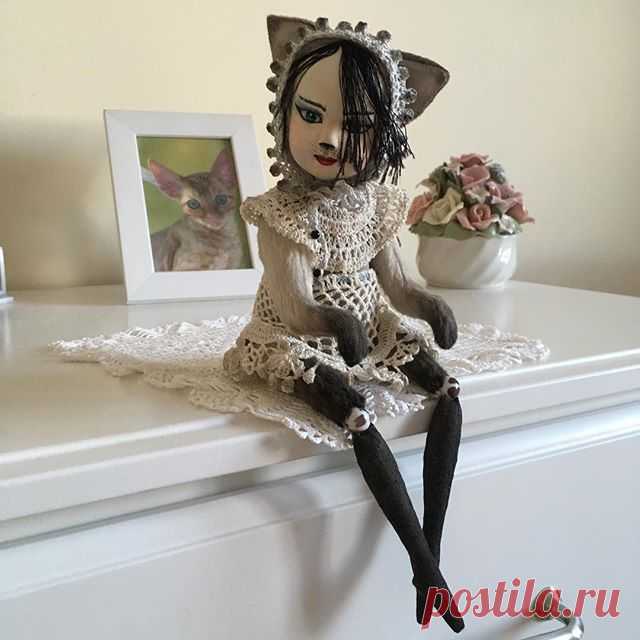🙋🏼💕Она любит сидеть свесив ножки и наблюдать за окружающим 🐱Девочка Кошка 🐈 🙋🏼💕 She likes to sit dangling the legs and watch the  others 🐱The girl Cat 🐈. #интересно #teddy #teddybear #teddydoll #teddycat #ooakdoll #vintagestyle #interiordolls #artdolls #irishlace #cats #kitti #kittiecat #девочкакошка #кошечкамоя #сиамскаякошка #ручная_работа #interiordoll